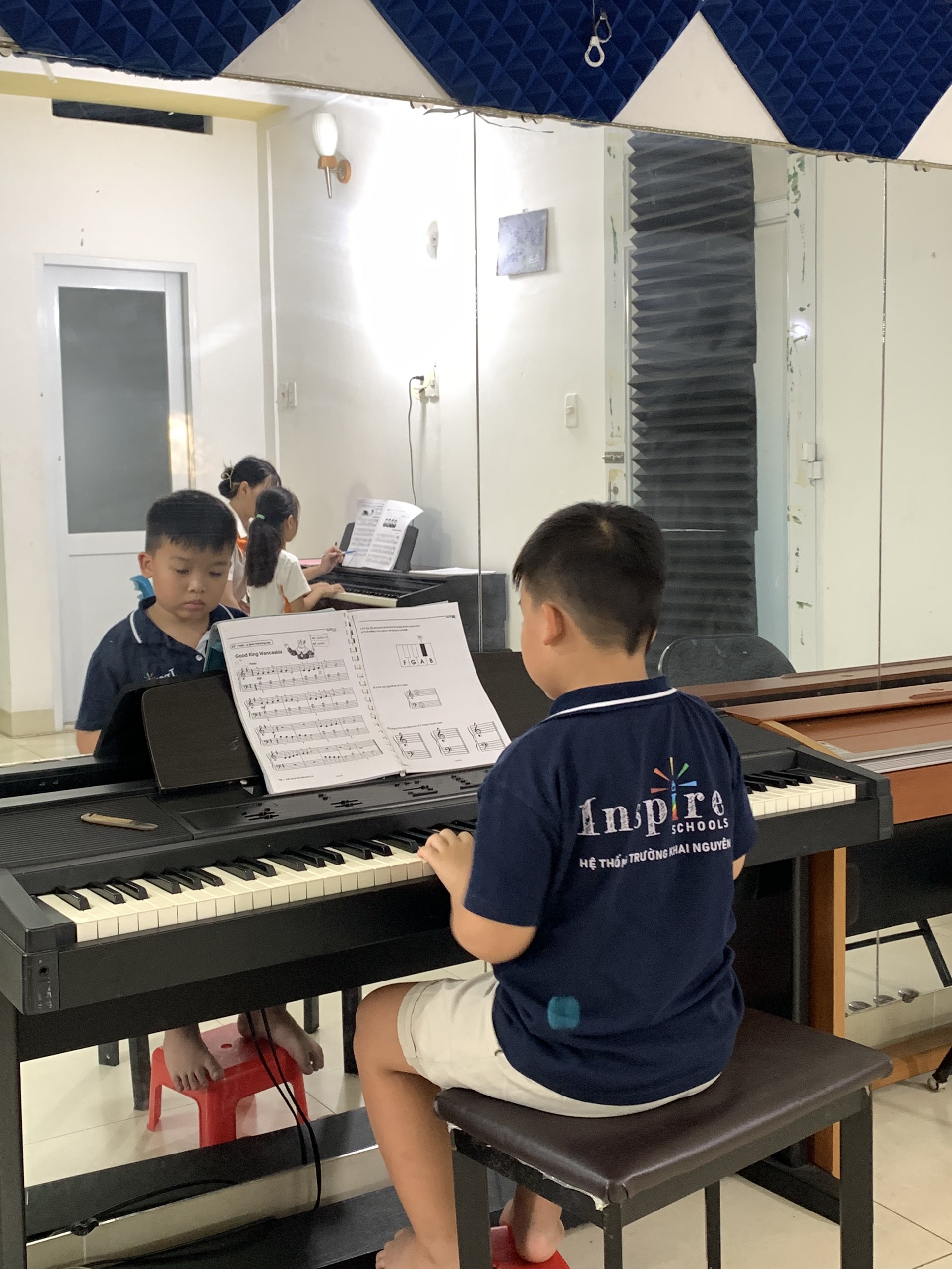 học viên học piano cơ bản