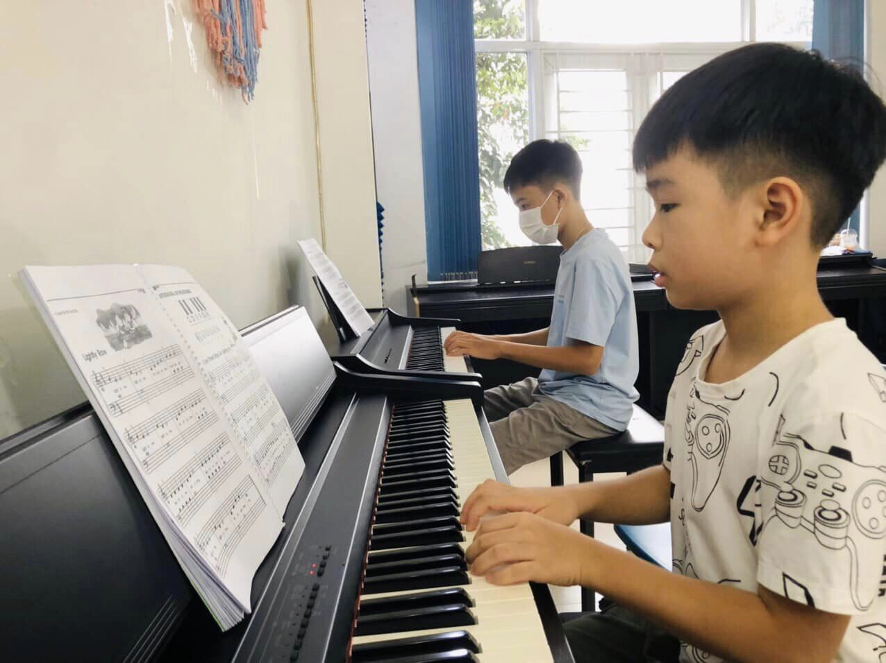 bé nhỏ học piano