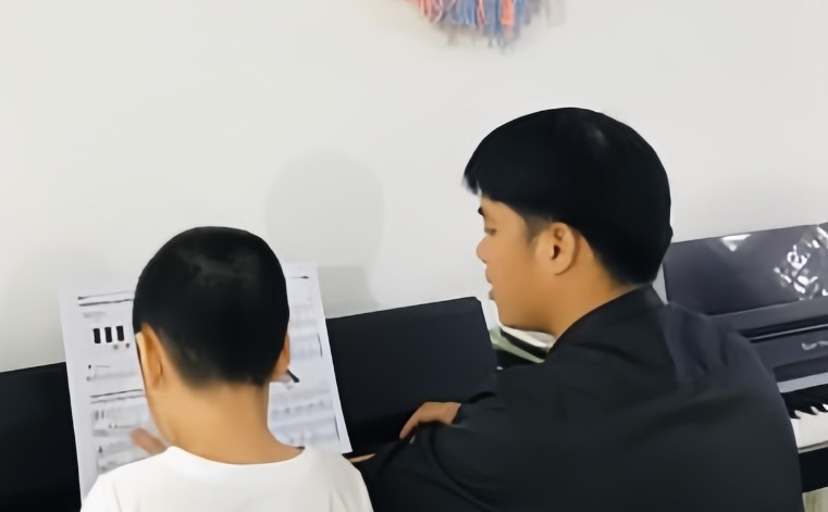 Giáo viên Music & Color đang hướng dẫn cách chơi Organ cho học viên