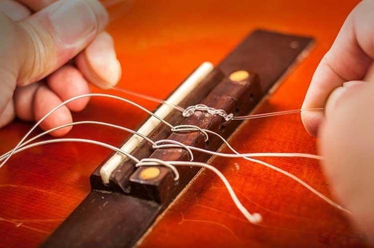 Thời gian thay dây guitae classic là từ 1-6 tháng tuỳ thuộc vào tần suất sử dụng, môi trường lưu trữ và điều kiện chơi