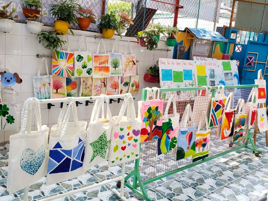 Sáng Tạo Nghệ Thuật "Vẽ Màu Acrylic Trên Túi Tote"